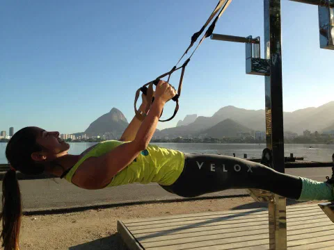 Julia Coutinho coaching a TRX suspension training session